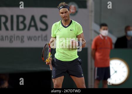 ©Sebastien Muylaert/MAXPPP - der Spanier Rafael Nadal reagiert während seines zweiten Wettspiels der Herren gegen den Franzosen Richard Gasquet am fünften Tag der French Open 2021 bei Roland Garros in Paris. 03.06.2021 Stockfoto