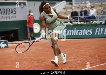 ©Sebastien Muylaert/MAXPPP - Serena Williams aus den USA spielt eine Vorhand beim dritten Match der Frauen-Singles gegen Danielle Collins aus den USA am sechsten Tag der French Open 2021 bei Roland Garros in Paris, Frankreich. 04.06.2021 Stockfoto