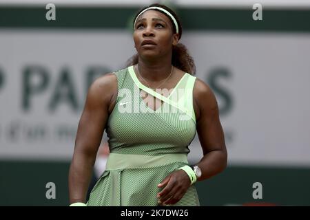 ©Sebastien Muylaert/MAXPPP - Serena Williams aus den USA reagiert beim dritten Match der Frauen gegen Danielle Collins aus den USA am sechsten Tag der French Open 2021 bei Roland Garros in Paris, Frankreich. 04.06.2021 Stockfoto