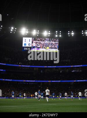 Harry Kane von Tottenham Hotspur (10) sieht zu, wie auf der großen Leinwand eine Wiederholung seines Elfmeterziels zu sehen ist. Spiel in der Premier League, Tottenham Hotspur gegen Everton Stockfoto