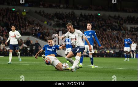 Harry Kane von Tottenham Hotspur (10) in Aktion. Premier League-Spiel, Tottenham Hotspur gegen Everton im Tottenham Hotspur Stadium in London am Samstag Stockfoto