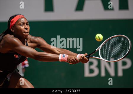 Aurelien Morissard / IP3 ; Coco GAUFF aus den USA spielt beim vierten Lauf des French Open-Tennisturniers in Roland Garros in Paris, Frankreich, am 7. Juni 2021 einen Ball gegen den Tunesier Ons JABEUR. Stockfoto