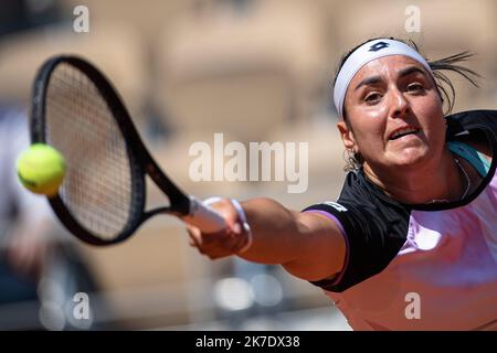 Aurelien Morissard / IP3 ; der Tunesier Ons JABEUR spielt bei der Single der Frauen in der vierten Runde des French Open-Tennisturniers in Roland Garros in Paris, Frankreich, am 7. Juni 2021 einen Ball gegen Coco GAUFF aus den USA. Stockfoto