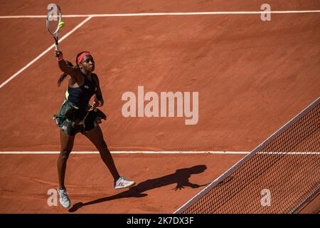 Aurelien Morissard / IP3 ; Coco GAUFF aus den USA spielt beim vierten Lauf des French Open-Tennisturniers in Roland Garros in Paris, Frankreich, am 7. Juni 2021 einen Ball gegen den Tunesier Ons JABEUR. Stockfoto