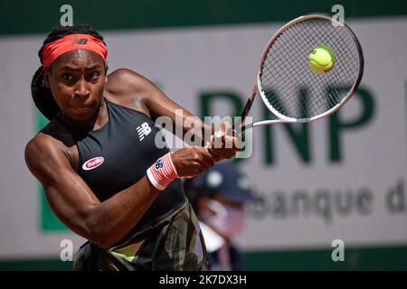 Aurelien Morissard / IP3 ; Coco GAUFF aus den USA spielt beim vierten Lauf des French Open-Tennisturniers in Roland Garros in Paris, Frankreich, am 7. Juni 2021 einen Ball gegen den Tunesier Ons JABEUR. Stockfoto