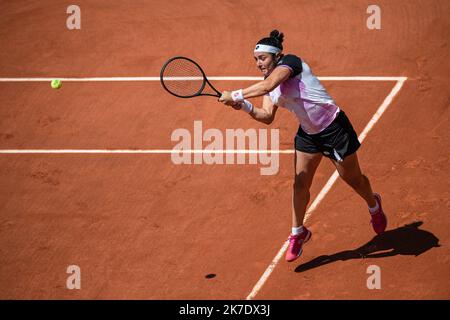 Aurelien Morissard / IP3 ; der Tunesier Ons JABEUR spielt bei der Single der Frauen in der vierten Runde des French Open-Tennisturniers in Roland Garros in Paris, Frankreich, am 7. Juni 2021 einen Ball gegen Coco GAUFF aus den USA. Stockfoto