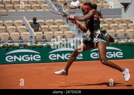 Aurelien Morissard / IP3 ; Coco GAUFF aus den USA spielt beim vierten Lauf des French Open-Tennisturniers in Roland Garros in Paris, Frankreich, am 7. Juni 2021 einen Ball gegen den Tunesier Ons JABEUR. Stockfoto