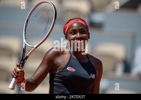 Aurelien Morissard / IP3 ; Coco GAUFF aus den USA reagiert nach dem Sieg gegen den Tunesier Ons JABEUR bei der Single der Frauen in der vierten Runde des French Open Tennisturniers bei Roland Garros in Paris, Frankreich, 7. Juni 2021. Stockfoto