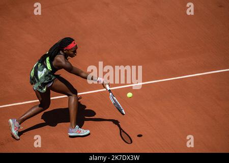 Aurelien Morissard / IP3 ; Coco GAUFF aus den USA spielt beim vierten Lauf des French Open-Tennisturniers in Roland Garros in Paris, Frankreich, am 7. Juni 2021 einen Ball gegen den Tunesier Ons JABEUR. Stockfoto