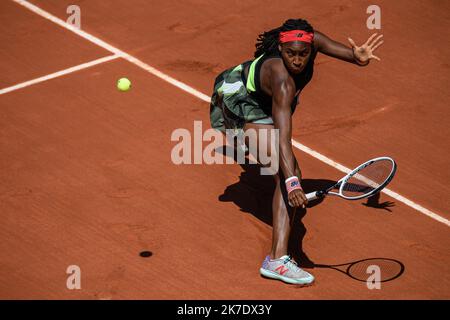 Aurelien Morissard / IP3 ; Coco GAUFF aus den USA spielt beim vierten Lauf des French Open-Tennisturniers in Roland Garros in Paris, Frankreich, am 7. Juni 2021 einen Ball gegen den Tunesier Ons JABEUR. Stockfoto