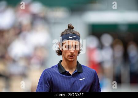 Aurelien Morissard / IP3 ; der Italiener Lorenzo MUSETTI reagiert während der Männer-Single gegen den serbischen Novak DJOKOVIC bei der vierten Runde des French Open-Tennisturniers in Roland Garros in Paris, Frankreich, am 7. Juni 2021. Stockfoto