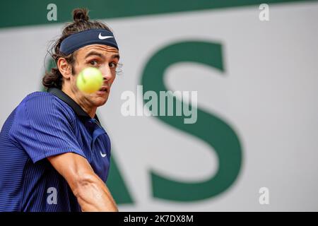 Aurelien Morissard / IP3 ; der Italiener Lorenzo MUSETTI spielt bei der Männer-Single gegen Novak DJOKOVIC aus Serbien in der vierten Runde des French Open-Tennisturniers bei Roland Garros in Paris, Frankreich, am 7. Juni 2021 einen Ball. Stockfoto