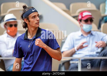 Aurelien Morissard / IP3 ; der Italiener Lorenzo MUSETTI reagiert während der Männer-Single gegen den serbischen Novak DJOKOVIC bei der vierten Runde des French Open-Tennisturniers in Roland Garros in Paris, Frankreich, am 7. Juni 2021. Stockfoto