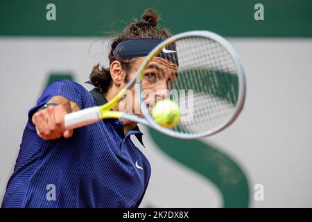 Aurelien Morissard / IP3 ; der Italiener Lorenzo MUSETTI spielt bei der Männer-Single gegen Novak DJOKOVIC aus Serbien in der vierten Runde des French Open-Tennisturniers bei Roland Garros in Paris, Frankreich, am 7. Juni 2021 einen Ball. Stockfoto