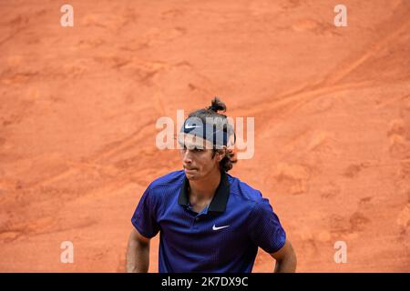 Aurelien Morissard / IP3 ; der Italiener Lorenzo MUSETTI reagiert während der Männer-Single gegen den serbischen Novak DJOKOVIC bei der vierten Runde des French Open-Tennisturniers in Roland Garros in Paris, Frankreich, am 7. Juni 2021. Stockfoto