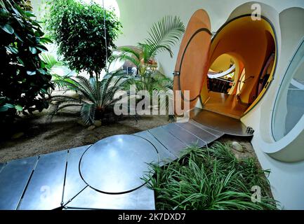 ©PHOTOPQR/LE PROGRES/Richard MOUILLAUD - Fontaines-sur-Saône 04/06/2021 Maison bulle de Antti Lovag -à vendre, une maison bulle d’Antti Lovag Inscrite au titer des Monuments historiques depuis 2017, cette maison, édifiée à Fontaines-sur-Saône près de Lyon, est l’œuvre d’principti de Lovag, aux l’architecles en de France Qui s’est notamment fait connaître avec son Palais Bulle racheté en 1992 par Pierre Cardin. Nichts dans un écrin de Verdure, cette demeure insolite prend la forme d’une vaste Grappe de bulles. Sur une surface totale de 350 m², elle accueille une entrée, Stockfoto