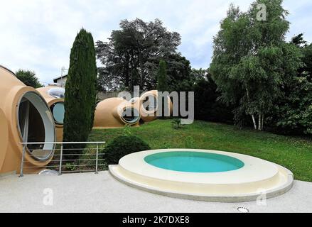 ©PHOTOPQR/LE PROGRES/Richard MOUILLAUD - Fontaines-sur-Saône 04/06/2021 Maison bulle de Antti Lovag -à vendre, une maison bulle d’Antti Lovag Inscrite au titer des Monuments historiques depuis 2017, cette maison, édifiée à Fontaines-sur-Saône près de Lyon, est l’œuvre d’principti de Lovag, aux l’architecles en de France Qui s’est notamment fait connaître avec son Palais Bulle racheté en 1992 par Pierre Cardin. Nichts dans un écrin de Verdure, cette demeure insolite prend la forme d’une vaste Grappe de bulles. Sur une surface totale de 350 m², elle accueille une entrée, Stockfoto