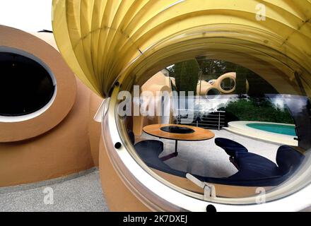 ©PHOTOPQR/LE PROGRES/Richard MOUILLAUD - Fontaines-sur-Saône 04/06/2021 Maison bulle de Antti Lovag -à vendre, une maison bulle d’Antti Lovag Inscrite au titer des Monuments historiques depuis 2017, cette maison, édifiée à Fontaines-sur-Saône près de Lyon, est l’œuvre d’principti de Lovag, aux l’architecles en de France Qui s’est notamment fait connaître avec son Palais Bulle racheté en 1992 par Pierre Cardin. Nichts dans un écrin de Verdure, cette demeure insolite prend la forme d’une vaste Grappe de bulles. Sur une surface totale de 350 m², elle accueille une entrée, Stockfoto