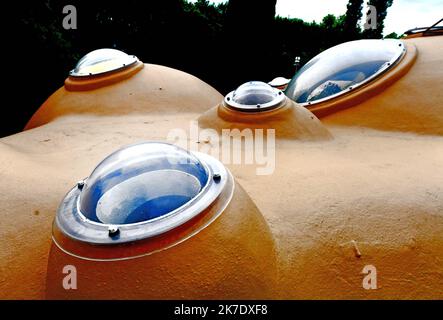 ©PHOTOPQR/LE PROGRES/Richard MOUILLAUD - Fontaines-sur-Saône 04/06/2021 Maison bulle de Antti Lovag -à vendre, une maison bulle d’Antti Lovag Inscrite au titer des Monuments historiques depuis 2017, cette maison, édifiée à Fontaines-sur-Saône près de Lyon, est l’œuvre d’principti de Lovag, aux l’architecles en de France Qui s’est notamment fait connaître avec son Palais Bulle racheté en 1992 par Pierre Cardin. Nichts dans un écrin de Verdure, cette demeure insolite prend la forme d’une vaste Grappe de bulles. Sur une surface totale de 350 m², elle accueille une entrée, Stockfoto