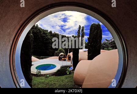 ©PHOTOPQR/LE PROGRES/Richard MOUILLAUD - Fontaines-sur-Saône 04/06/2021 Maison bulle de Antti Lovag -à vendre, une maison bulle d’Antti Lovag Inscrite au titer des Monuments historiques depuis 2017, cette maison, édifiée à Fontaines-sur-Saône près de Lyon, est l’œuvre d’principti de Lovag, aux l’architecles en de France Qui s’est notamment fait connaître avec son Palais Bulle racheté en 1992 par Pierre Cardin. Nichts dans un écrin de Verdure, cette demeure insolite prend la forme d’une vaste Grappe de bulles. Sur une surface totale de 350 m², elle accueille une entrée, Stockfoto