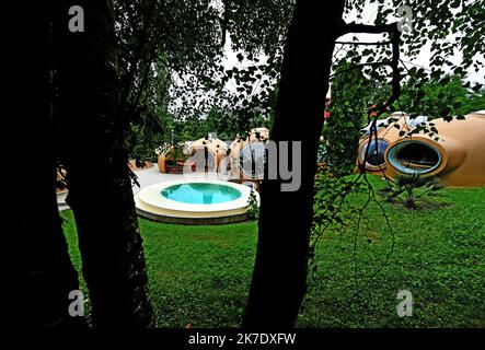 ©PHOTOPQR/LE PROGRES/Richard MOUILLAUD - Fontaines-sur-Saône 04/06/2021 Maison bulle de Antti Lovag -à vendre, une maison bulle d’Antti Lovag Inscrite au titer des Monuments historiques depuis 2017, cette maison, édifiée à Fontaines-sur-Saône près de Lyon, est l’œuvre d’principti de Lovag, aux l’architecles en de France Qui s’est notamment fait connaître avec son Palais Bulle racheté en 1992 par Pierre Cardin. Nichts dans un écrin de Verdure, cette demeure insolite prend la forme d’une vaste Grappe de bulles. Sur une surface totale de 350 m², elle accueille une entrée, Stockfoto