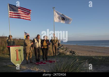 ©ERIC BALEDENT/MAXPPP - Photographie Magazine - Arromanches Groupe Road - 06/06/2021 Cérémonie du Souvenir en l'honneur des soldats amérindiens qui Ont débarqués sur la Plage d'Omaha Beach avec Charles Norman Shay - (c) 2021 Baledent/MaxPPP Gedenkzeremonie zu Ehren von Indianische Soldaten, die am 6 ,2021. Juni am Omaha Beach gelandet sind Stockfoto