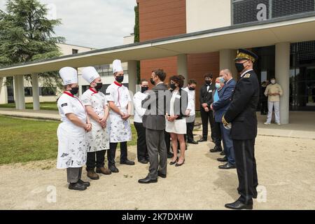 @ Pool/Romain GAILLARD/Maxppp, Frankreich, Paris, 2021/06/08 Emmanuel Macron, Präsident der Republik, Visite du Lycee Hotelier de Tain l'Hermitage en Presence du Prefet de la Drome Hugues Moutouh Rencontre avec les eleves de l'ecole hoteliere der französische Präsident Emmanuel Macron spricht am 8. Juni mit Studenten der Hospitality School in Tain l'Hermitage, 2021 während eines Besuchs im südöstlichen französischen Departement Drome, der zweiten Etappe einer landesweiten Tournee vor den Präsidentschaftswahlen im nächsten Jahr. Stockfoto