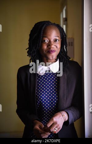 ©Nicolas Remene / Le Pictorium/MAXPPP - Nicolas Remene / Le Pictorium - 29/04/2021 - Mali / Koulikoro / Bamako - Maryam DOUMBIA, directrice Pays d'OKO Mali et cheffe des Operations pose dans les bureaus de la Start-up a Bamako, le 29 avril 2021. / 29/04/2021 - Mali / Koulikoro / Bamako - Maryam DOUMBIA, Country Director und Head of Operations von OKO Mali, ist am 29. April 2021 in den Büros des Start-ups in Bamako vertreten. Stockfoto