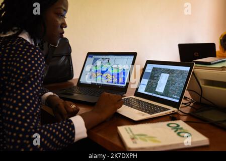 ©Nicolas Remene / Le Pictorium/MAXPPP - Nicolas Remene / Le Pictorium - 29/04/2021 - Mali / Koulikoro / Bamako - Maryam DOUMBIA, Directrice Pays d'OKO Mali et cheffe des Operations montre les cartes et donnees satellitaires de pluviometrie au Mali dans les locaux de la Start-up le 29 avril 2021 a Bamako. / 29/04/2021 - Mali / Koulikoro / Bamako - Maryam DOUMBIA, Country Director und Head of Operations von OKO Mali, zeigt die Satellitenregenkarten und -Daten für Mali am 29. April 2021 in den Büros des Start-ups in Bamako. Stockfoto