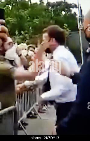 ©PHOTOPQR/L'EST REPUBLICAIN/ALEXANDRE MARCHI ; NANCY ; 08/06/2021 ; POLITIQUE - AGRESSION - MACRON - GIFLE. Nancy 8 juin 2021. UN homme a tenté de gifler le président de la République, Emmanuel MACRON, lors d'un déplacement à Tain-l'Hermitage. Deux personnes Damien T. et Arthur C., originaires de la commune de Saint-Vallier, ont été interpellées. FOTOAUFNAHME D'ECRAN Alexandre MARCHI (d'après la vidéo Twitter @AlexpLille). Tain l'Hermitage, Frankreich, juni 8. 2021. Der französische Präsident besucht die FNB-Schule. Er wurde von einem Mann in der Menge geschlagen Stockfoto