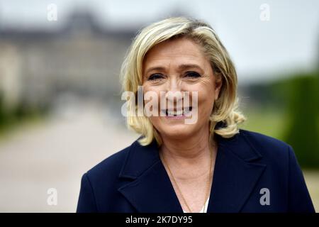 ©PHOTOPQR/L'EST REPUBLICAIN/ALEXANDRE MARCHI ; LUNEVILLE ; 08/06/2021 ; POLITIQUE - RN - RASSEMBLEMENT NATIONAL - DEPLACEMENT DE MARINE LE PEN - ELECTION REGIONALE GRAND EST 2021. Lunéville (54) 8 juin 2021. Marine LE PEN, présidente du Rassemblement Nationale et candidate à l'élection présidentielle de 2022, dans les jardins du château de Lunéville (Meurthe-et-Moselle) lors de son déplacement de soutien à Laurent JACOBELLI, tête de list pour l'élection régionale dans le Grand Est. FOTO Alexandre MARCHI. Marine LE PEN, Präsidentin der Nationalen Rallye und Kandidat für das Präsidentenamt 2022 Stockfoto