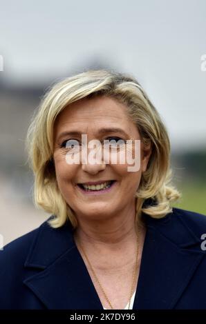 ©PHOTOPQR/L'EST REPUBLICAIN/ALEXANDRE MARCHI ; LUNEVILLE ; 08/06/2021 ; POLITIQUE - RN - RASSEMBLEMENT NATIONAL - DEPLACEMENT DE MARINE LE PEN - ELECTION REGIONALE GRAND EST 2021. Lunéville (54) 8 juin 2021. Marine LE PEN, présidente du Rassemblement Nationale et candidate à l'élection présidentielle de 2022, dans les jardins du château de Lunéville (Meurthe-et-Moselle) lors de son déplacement de soutien à Laurent JACOBELLI, tête de list pour l'élection régionale dans le Grand Est. FOTO Alexandre MARCHI. Marine LE PEN, Präsidentin der Nationalen Rallye und Kandidat für das Präsidentenamt 2022 Stockfoto