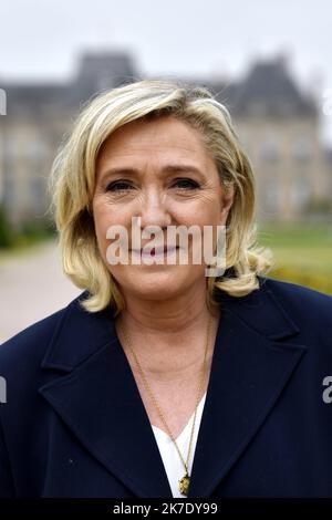 ©PHOTOPQR/L'EST REPUBLICAIN/ALEXANDRE MARCHI ; LUNEVILLE ; 08/06/2021 ; POLITIQUE - RN - RASSEMBLEMENT NATIONAL - DEPLACEMENT DE MARINE LE PEN - ELECTION REGIONALE GRAND EST 2021. Lunéville (54) 8 juin 2021. Marine LE PEN, présidente du Rassemblement Nationale et candidate à l'élection présidentielle de 2022, dans les jardins du château de Lunéville (Meurthe-et-Moselle) lors de son déplacement de soutien à Laurent JACOBELLI, tête de list pour l'élection régionale dans le Grand Est. FOTO Alexandre MARCHI. Marine LE PEN, Präsidentin der Nationalen Rallye und Kandidat für das Präsidentenamt 2022 Stockfoto