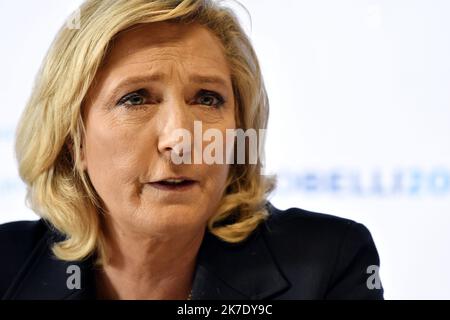 ©PHOTOPQR/L'EST REPUBLICAIN/ALEXANDRE MARCHI ; NANCY ; 08/06/2021 ; POLITIQUE - RN - RASSEMBLEMENT NATIONAL - DEPLACEMENT DE MARINE LE PEN - ELECTION REGIONALE GRAND EST 2021. Nancy (54) 8 juin 2021. Marine LE PEN, présidente du Rassemblement Nationale et candidate à l'élection présidentielle de 2022, lors de sa conférence de Presse en soutien à Laurent JACOBELLI, tête de list pour l'élection régionale dans le Grand Est. FOTO Alexandre MARCHI. Marine LE PEN, Präsident der Nationalen Rallye und Kandidat für die Präsidentschaftswahlen 2022, in den Gärten des Schlosses von Lunéville (Meurthe-e Stockfoto