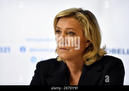 ©PHOTOPQR/L'EST REPUBLICAIN/ALEXANDRE MARCHI ; NANCY ; 08/06/2021 ; POLITIQUE - RN - RASSEMBLEMENT NATIONAL - DEPLACEMENT DE MARINE LE PEN - ELECTION REGIONALE GRAND EST 2021. Nancy (54) 8 juin 2021. Marine LE PEN, présidente du Rassemblement Nationale et candidate à l'élection présidentielle de 2022, lors de sa conférence de Presse en soutien à Laurent JACOBELLI, tête de list pour l'élection régionale dans le Grand Est. FOTO Alexandre MARCHI. Marine LE PEN, Präsident der Nationalen Rallye und Kandidat für die Präsidentschaftswahlen 2022, in den Gärten des Schlosses von Lunéville (Meurthe-e Stockfoto