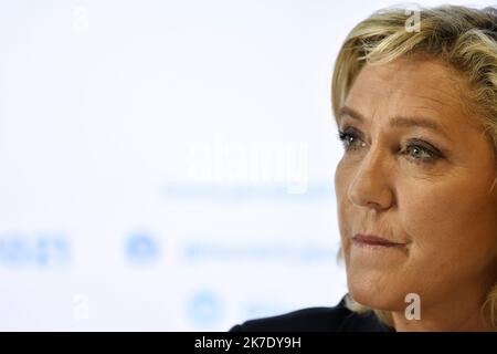 ©PHOTOPQR/L'EST REPUBLICAIN/ALEXANDRE MARCHI ; NANCY ; 08/06/2021 ; POLITIQUE - RN - RASSEMBLEMENT NATIONAL - DEPLACEMENT DE MARINE LE PEN - ELECTION REGIONALE GRAND EST 2021. Nancy (54) 8 juin 2021. Marine LE PEN, présidente du Rassemblement Nationale et candidate à l'élection présidentielle de 2022, lors de sa conférence de Presse en soutien à Laurent JACOBELLI, tête de list pour l'élection régionale dans le Grand Est. FOTO Alexandre MARCHI. Marine LE PEN, Präsident der Nationalen Rallye und Kandidat für die Präsidentschaftswahlen 2022, in den Gärten des Schlosses von Lunéville (Meurthe-e Stockfoto