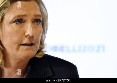 ©PHOTOPQR/L'EST REPUBLICAIN/ALEXANDRE MARCHI ; NANCY ; 08/06/2021 ; POLITIQUE - RN - RASSEMBLEMENT NATIONAL - DEPLACEMENT DE MARINE LE PEN - ELECTION REGIONALE GRAND EST 2021. Nancy (54) 8 juin 2021. Marine LE PEN, présidente du Rassemblement Nationale et candidate à l'élection présidentielle de 2022, lors de sa conférence de Presse en soutien à Laurent JACOBELLI, tête de list pour l'élection régionale dans le Grand Est. FOTO Alexandre MARCHI. Marine LE PEN, Präsident der Nationalen Rallye und Kandidat für die Präsidentschaftswahlen 2022, in den Gärten des Schlosses von Lunéville (Meurthe-e Stockfoto