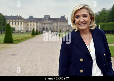 ©PHOTOPQR/L'EST REPUBLICAIN/ALEXANDRE MARCHI ; LUNEVILLE ; 08/06/2021 ; POLITIQUE - RN - RASSEMBLEMENT NATIONAL - DEPLACEMENT DE MARINE LE PEN - ELECTION REGIONALE GRAND EST 2021. Lunéville (54) 8 juin 2021. Marine LE PEN, présidente du Rassemblement Nationale et candidate à l'élection présidentielle de 2022, dans les jardins du château de Lunéville (Meurthe-et-Moselle) lors de son déplacement de soutien à Laurent JACOBELLI, tête de list pour l'élection régionale dans le Grand Est. FOTO Alexandre MARCHI. Marine LE PEN, Präsidentin der Nationalen Rallye und Kandidat für das Präsidentenamt 2022 Stockfoto