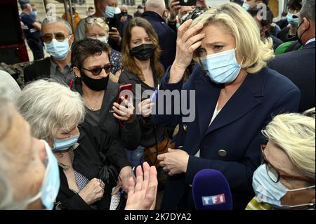 ©PHOTOPQR/L'EST REPUBLICAIN/ALEXANDRE MARCHI ; LUNEVILLE ; 08/06/2021 ; POLITIQUE - RN - RASSEMBLEMENT NATIONAL - DEPLACEMENT DE MARINE LE PEN - ELECTION REGIONALE GRAND EST 2021. Lunéville (54) 8 juin 2021. Marine LE PEN, présidente du Rassemblement Nationale et candidate à l'élection présidentielle de 2022, sur le marché de Lunéville (Meurthe-et-Moselle) en soutien à Laurent JACOBELLI, tête de Liste pour l'élection régionale dans le Grand Est. FOTO Alexandre MARCHI. Marine LE PEN, Präsident der Nationalen Rallye und Kandidat für die Präsidentschaftswahlen 2022, in den Gärten des Schlosses Stockfoto