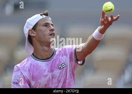 ©Sebastien Muylaert/MAXPPP - der Argentinier Diego Schwartzman dient während seines Viertelfinalspiels der Herren gegen den Spanier Rafael Nadal während des Day Eleven der French Open 2021 bei Roland Garros in Paris, Frankreich. 09.06.2021 Stockfoto