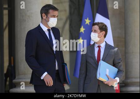 ©Julien Mattia / Le Pictorium/MAXPPP - Julien Mattia / Le Pictorium - 09/06/2021 - Frankreich / Ile-de-France / Paris - M. Clement Beaune, Secretaire d'Etat, Charge des affaires europeennes et Olivier Veran Ministre des Solidarites et de la Sante en sortie du Conseil des Ministres en presentiel du 9 juin 2021 / 09/06/2021 - Frankreich / Ile-de-France (Region) / Paris - Clement Beaune, Staatssekretär für europäische Angelegenheiten, und Olivier Veran, Minister für Solidarität und Gesundheit, am Ende der Tagung des Ministerrats am 9. Juni 2021 Stockfoto