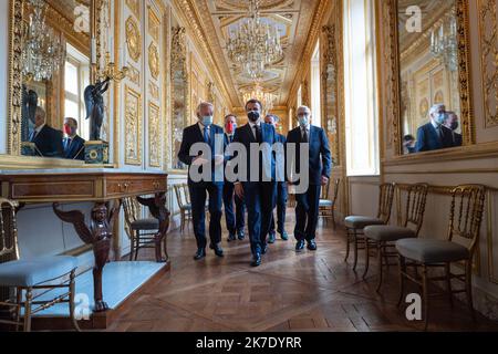 @ Pool/ Eric TSCHAEN/Maxppp, Frankreich, Paris, 2021/06/10 Emmanuel Macron, Präsident der republik, lors de l'inauguration de l'Hotel de la Marine - Paris, Frankreich, juni 10. 2021 Emmanuel Macron weiht das Hôtel de la Marine ein, Eine neue Touristenattraktion in Paris das Hôtel de la Marine in Paris wurde am Donnerstag von Emmanuel Macron eingeweiht. Dieser historische Ort wurde restauriert und wird nun ein Restaurant, ein Café, eine Buchhandlung und 6.000 m2 Co-Working-Räume beherbergen. Stockfoto