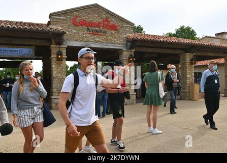 ©PHOTOPQR/OUEST FRANKREICH/Franck Dubray ; Les Herbiers ; 10/06/2021 ; Réouverture au public du Grand Parc du Puy du Fou en Vendée après une fermeture de 7 mois Suite au confinement et aux mesures sanitaires pour lutter contre la pandémie de Coronavirus Covid-19. Les spectateurs doivent porter un masque dans tout le Parc (Foto Franck Dubray) - Les Herbiers, Frankreich, juni 10. 2021. Die Wiedereröffnung des großen Parks von Puy du Fou in der Vendée nach einer 7-monatigen Schließung nach Eindämmungs- und Gesundheitsmaßnahmen zur Bekämpfung der Coronavirus Covid-19-Pandemie. Stockfoto