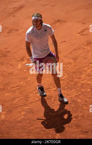 Aurelien Morissard / IP3 ; Stefanos TSITSIPAS aus Griechenland reagiert während seiner Männer-Single gegen Alexander ZVEREV aus Deutschland auf das Halbfinale des French Open Tennisturniers bei Roland Garros in Paris, Frankreich, am 11. Juni 2021. Stockfoto