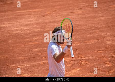 Aurelien Morissard / IP3 ; Stefanos TSITSIPAS aus Griechenland reagiert während seiner Männer-Single gegen Alexander ZVEREV aus Deutschland auf das Halbfinale des French Open Tennisturniers bei Roland Garros in Paris, Frankreich, am 11. Juni 2021. Stockfoto