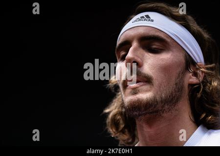 Aurelien Morissard / IP3 ; Stefanos TSITSIPAS aus Griechenland reagiert während seiner Männer-Single gegen Alexander ZVEREV aus Deutschland auf das Halbfinale des French Open Tennisturniers bei Roland Garros in Paris, Frankreich, am 11. Juni 2021. Stockfoto