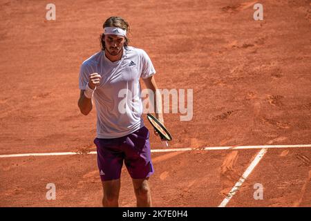 Aurelien Morissard / IP3 ; Stefanos TSITSIPAS aus Griechenland reagiert während seiner Männer-Single gegen Alexander ZVEREV aus Deutschland auf das Halbfinale des French Open Tennisturniers bei Roland Garros in Paris, Frankreich, am 11. Juni 2021. Stockfoto