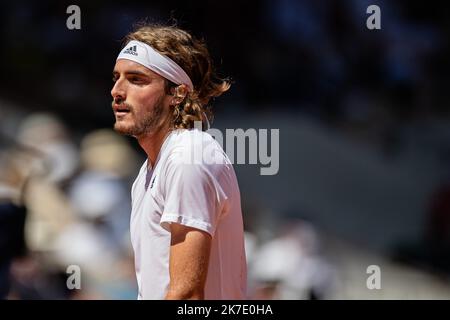 Aurelien Morissard / IP3 ; Stefanos TSITSIPAS aus Griechenland reagiert während seiner Männer-Single gegen Alexander ZVEREV aus Deutschland auf das Halbfinale des French Open Tennisturniers bei Roland Garros in Paris, Frankreich, am 11. Juni 2021. Stockfoto
