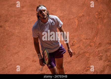 Aurelien Morissard / IP3 ; Stefanos TSITSIPAS aus Griechenland reagiert während seiner Männer-Single gegen Alexander ZVEREV aus Deutschland auf das Halbfinale des French Open Tennisturniers bei Roland Garros in Paris, Frankreich, am 11. Juni 2021. Stockfoto