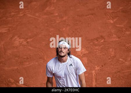 Aurelien Morissard / IP3 ; Stefanos TSITSIPAS aus Griechenland reagiert während seiner Männer-Single gegen Alexander ZVEREV aus Deutschland auf das Halbfinale des French Open Tennisturniers bei Roland Garros in Paris, Frankreich, am 11. Juni 2021. Stockfoto
